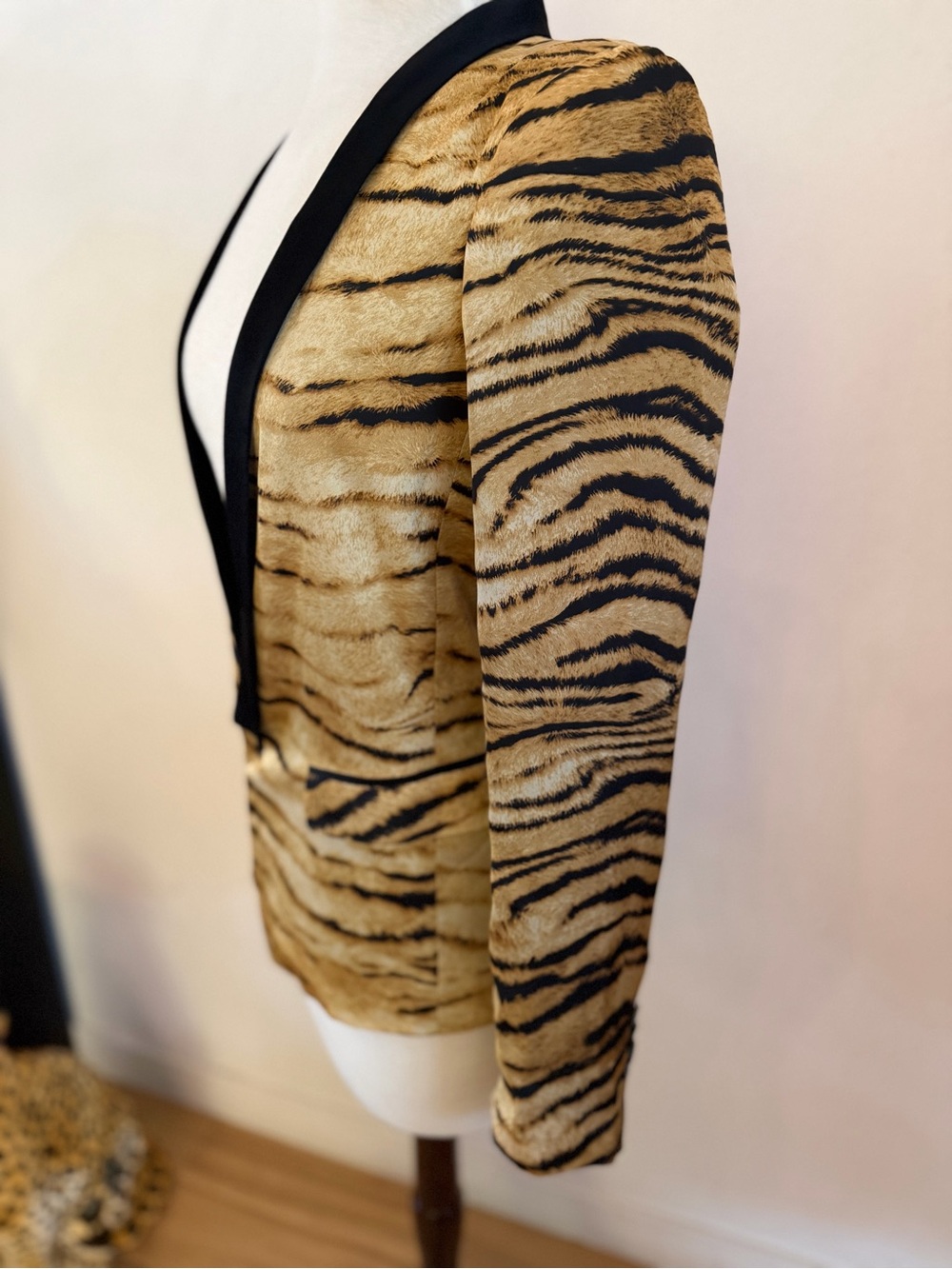 Zara Tiger Animal Print Tuxedo Blazer. Lightweight fun, summer, formal. Size XS - Picture 4 of 9
